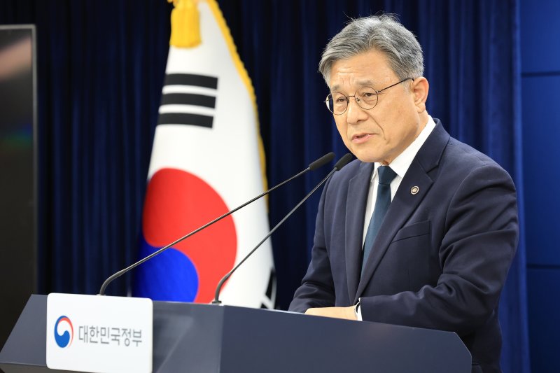 허민 국가유산청장이 10일 서울 종로구 정부서울청사에서 제48차 유네스코 세계유산위원회 준비상황을 브리핑하고 있다. 2025.12.10/뉴스1 ⓒ News1 임세영 기자