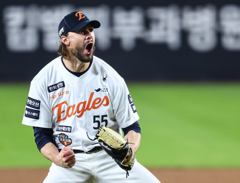 30일 대전 한화생명볼파크에서 열린 프로야구 2025 신한 SOL뱅크 KBO 포스트시즌 한국시리즈 4차전 LG 트윈스와 한화 이글스의 경기, 한화 선발투수 와이스가 7회초 1사 1,2루 상황에서 LG 문성주를 병살타 처리 후 포효하고 있다. 2025.10.30/뉴스1 ⓒ News1 김도우 기자