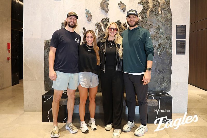 한화에서 뛰었던 와이스(왼쪽부터)와 아내 헤일리.(한화 이글스 제공)