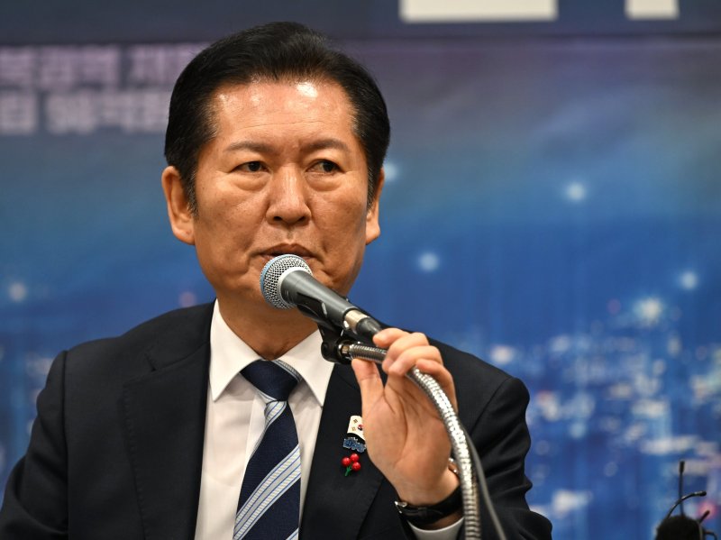 [광주=뉴시스] 이현행 기자 = 정청래 더불어민주당 대표가 10일 오전 광주 서구 김대중컨벤션센터에서 열린 민주당 현장 최고위원회의에서 발언하고 있다. 2025.12.10. lhh@newsis.com