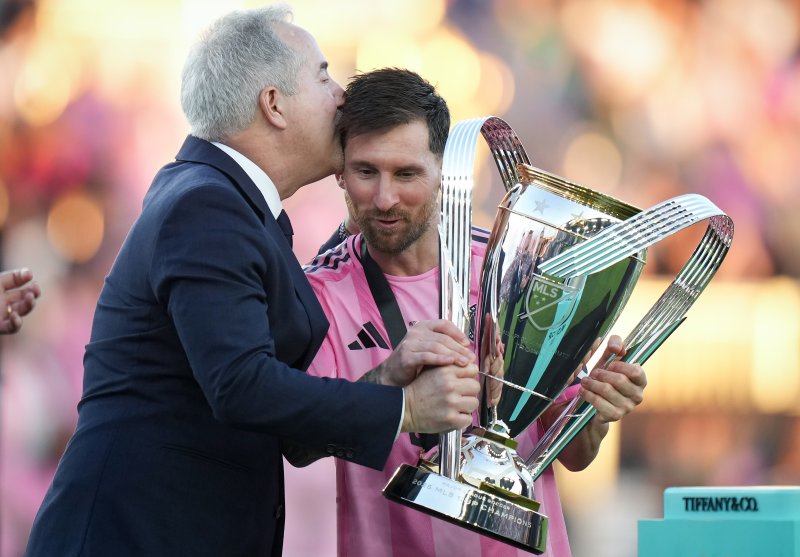 [포트로더데일=AP/뉴시스] 인터 마이애미의 리오넬 메시(오른쪽)가 6일(현지 시간) 미 플로리다주 포트로더데일의 체이스 스타디움에서 2025 미국 메이저리그사커(MLS) 우승컵을 들고 공동 구단주 호르헤 마스로부터 축하 받고 있다. 인터 마이애미는 결승전에서 밴쿠버 화이트캡스를 3-1로 꺾고 구단 처음으로 MLS 우승을 차지했다. 2도움으로 팀 승리를 견인한 메시는 MVP에 선정됐다. 2025.12.07.