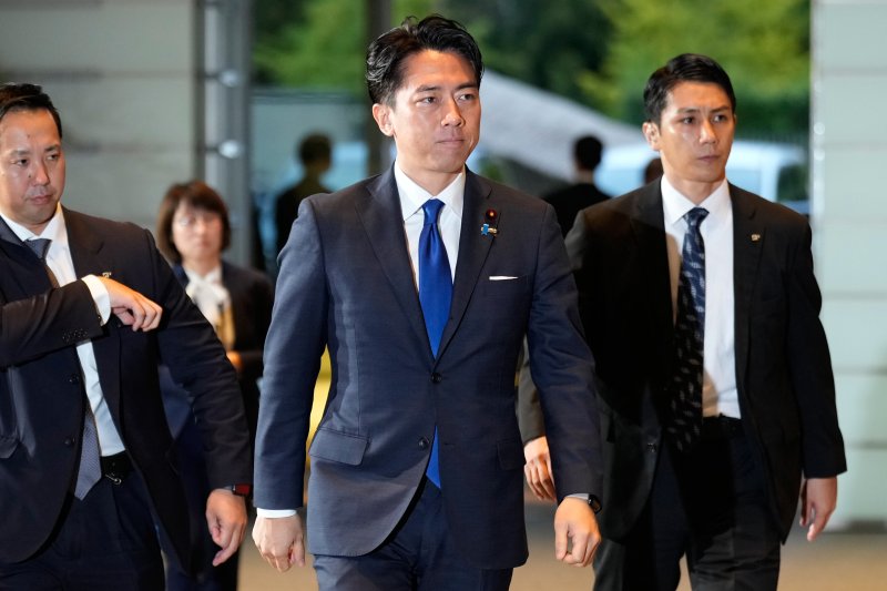 [도쿄=AP/뉴시스]중일 간 전투기 '레이더 조사(照射·비추어 쏘는 것, 조준)' 갈등이 계속되는 가운데 중국이 당시 무전통신 내용을 공개하자, 일본이 다시 반박하고 나섰다. 사진은 지난 10월 21일 고이즈미 신지로 일본 방위상이 도쿄 총리 관저에 도착해 걸어가고 있는 모습. 2025.12.10.