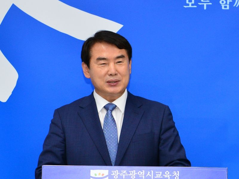 검찰이 이정선 광주광역시교육감<사진>에 대해 시교육청 감사관 채용 과정에서 부당한 압력을 행사한 혐의(직권남용권리행사방해)로 사전구속영장을 청구했다. 광주광역시교육청 제공