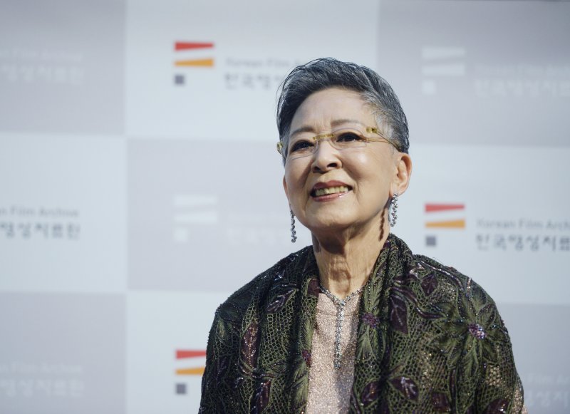 [서울=뉴시스]김진아 기자 = 배우 김지미가 29일 서울 마포구 한국영상자료원에서 열린 ‘매혹의 배우, 김지미’ 특별전 언론공동 인터뷰에서 인사말을 하고 있다. 다음 달 12일까지 열리는 '매혹의 배우, 김지미' 특별전에서는 '길소뜸'(1985) '티켓'(1986)과 같은 그의 주요작과 함께 종교계 반발에 부딪혀 제작이 무산됐던 '비구니'(1985)의 부분 복원판 및 관련 다큐멘터리 등 스무 편의 작품을 상영한다. 2017.06.29. bluesoda@newsis.com