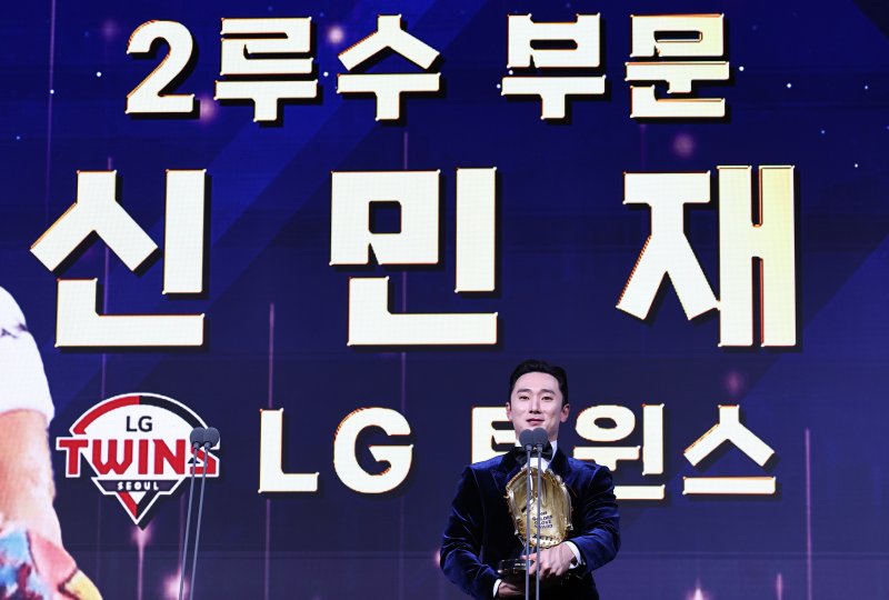 [서울=뉴시스] 최진석 기자 = LG 트윈스 신민재가 9일 서울 송파구 롯데호텔 월드에서 열린 '2025 KBO 골든글러브 시상식'에서 2루수 골든글러브를 수상 후 소감을 밝히고 있다. 2025.12.09. myjs@newsis.com