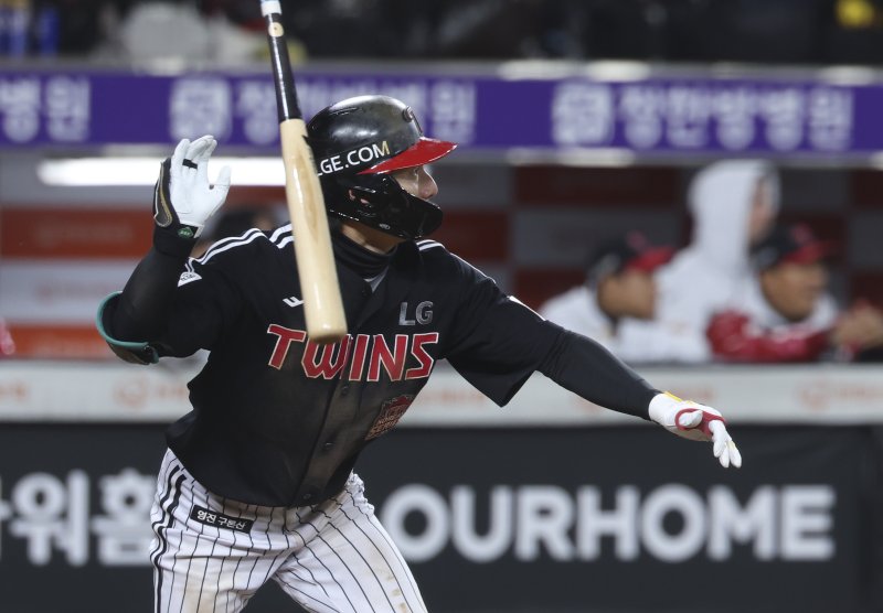 [대전=뉴시스] 김근수 기자 = 29일 대전 중구 한화생명볼파크에서 열린 2025 KBO 한국시리즈 3차전 LG 트윈스와 한화 이글스의 경기, 3회말 2사 주자 1루 상황에서 LG 신민재가 동점 1타점 적시타를 치고 있다. 2025.10.29. ks@newsis.com