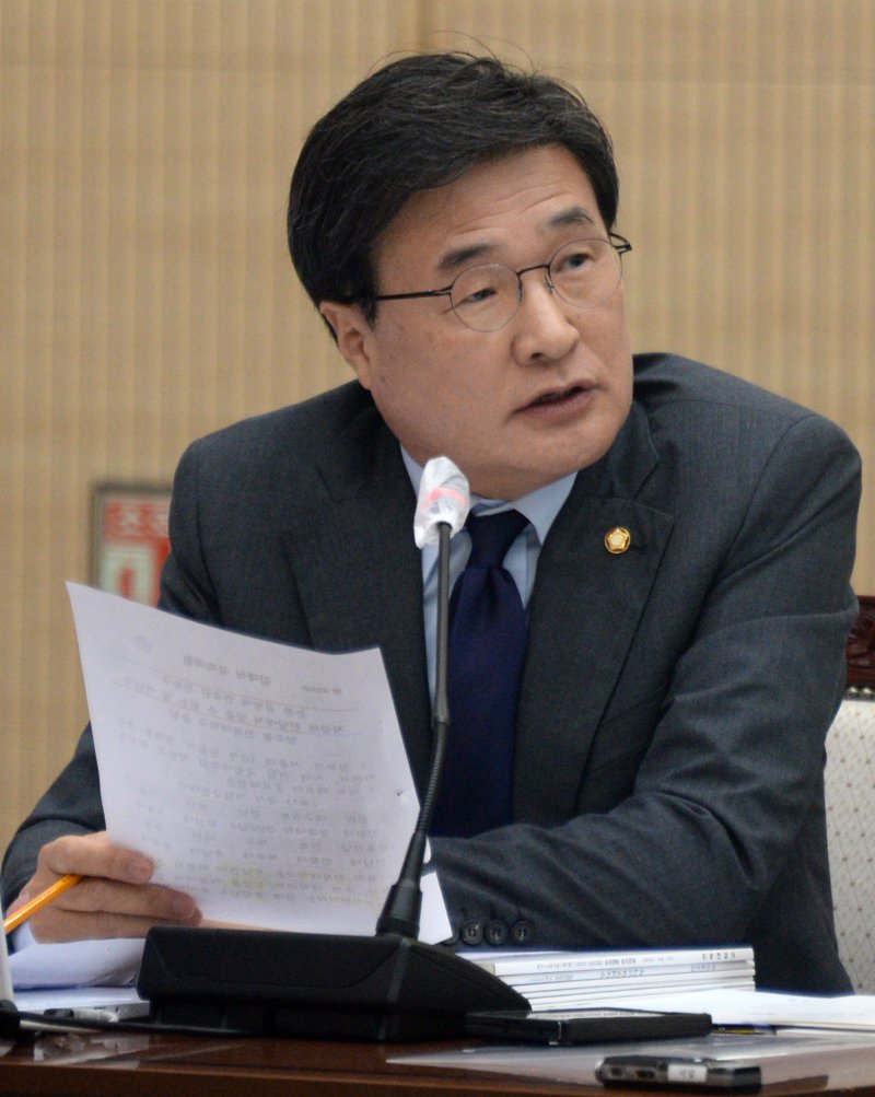 [전주=뉴시스] 김얼 기자 = 국민의힘 김대식 국회의원이 22일 전북 전주시 전북대학교에서 열린 '2025년도 교육위원회 국정감사'에 참석해 발언하고 있다. 2025.10.22. pmkeul@newsis.com