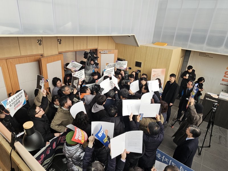 안창호 국가인권위원회 위원장이 10일 오전 서울 중구 안중근의사기념관에서 열린 '2025 인권의날 기념식'에 참석하려다 시민단체들의 저지에 끝내 참석하지 못했다.2025.12.10/뉴스1 ⓒ News1 유채연 기자