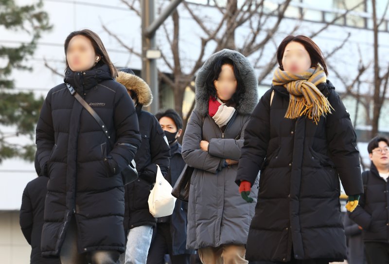 [서울=뉴시스] 김근수 기자 = 연일 강추위가 계속되는 가운데 4일 오전 서울 중구 세종대로 인근에서 시민들이 모자를 쓴 채 출근길에 나서고 있다. 2025.12.04. ks@newsis.com