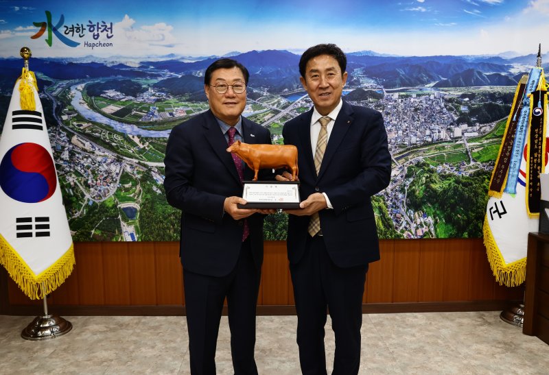 [합천=뉴시스] 합천축산업협동조합 농업기술센터 신청사 개청 기념 한우 모형 기증 (사진=합천군 제공) 2025. 12. 10. photo@newsis.com *재판매 및 DB 금지