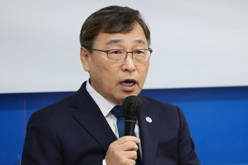 [서울=뉴시스] 조성우 기자 = 정근식 서울시교육감이 10일 오전 서울 종로구 서울시교육청에서 열린 미래형 대입 제도 제안 발표 기자회견에서 발언하고 있다. 2025.12.10. xconfind@newsis.com