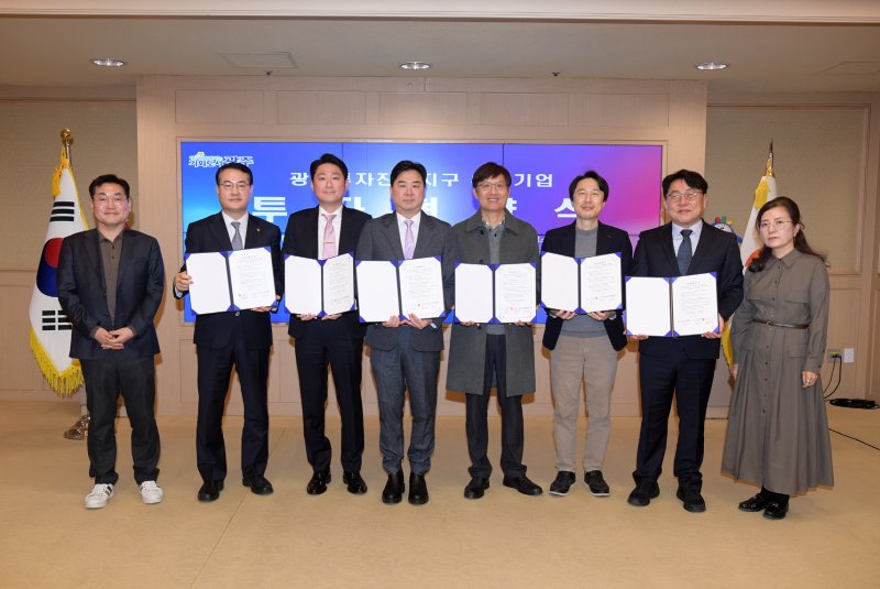 김영문 광주시 문화경제부시장이 10일 오전 시청 비즈니스룸에서 열린 투자진흥지구 유치기업 협약식에 참석해 ㈜부커스 등 4개사와 협약을 체결한 후 기념촬영을 하고 있다. (광주광역시 제공. 재판매 및 DB 금지) 2025.12.10/뉴스1