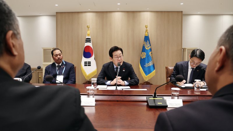 [서울=뉴시스] 고범준 기자 = 이재명 대통령이 10일 서울 용산 대통령실 청사에서 열린 태평양도서국 외교장관 단체 접견에서 발언하고 있다. (대통령실통신사진기자단) 2025.12.10. bjko@newsis.com