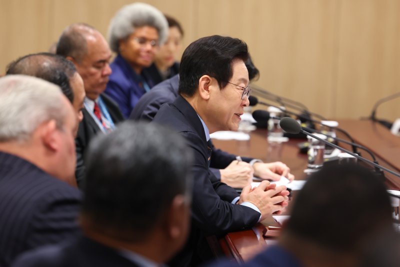 [서울=뉴시스] 고범준 기자 = 이재명 대통령이 10일 서울 용산 대통령실 청사에서 열린 태평양도서국 외교장관 단체 접견에서 발언하고 있다. (대통령실통신사진기자단) 2025.12.10. bjko@newsis.com