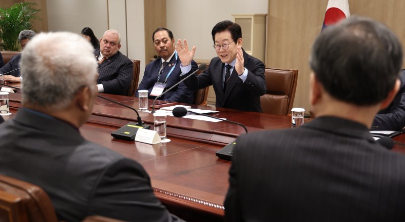 [서울=뉴시스] 고범준 기자 = 이재명 대통령이 10일 서울 용산 대통령실 청사에서 열린 태평양도서국 외교장관 단체 접견에서 발언하고 있다. (대통령실통신사진기자단) 2025.12.10. bjko@newsis.com