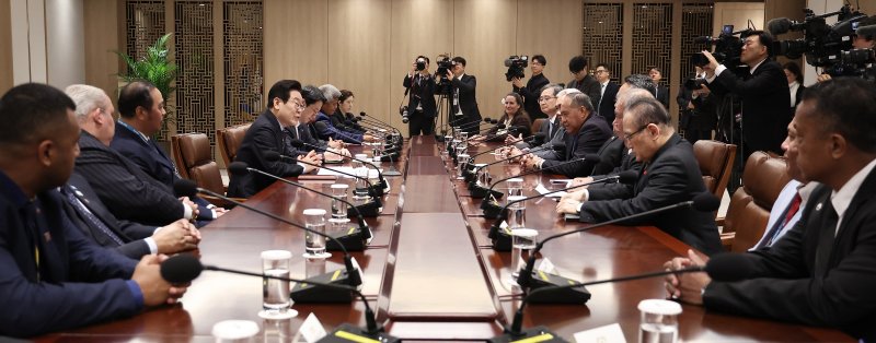 [서울=뉴시스] 고범준 기자 = 이재명 대통령이 10일 서울 용산 대통령실 청사에서 열린 태평양도서국 외교장관 단체 접견에서 발언하고 있다. (대통령실통신사진기자단) 2025.12.10. bjko@newsis.com