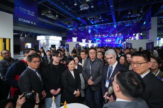 10일 서울 강남구 코엑스 B홀에서 열린 '컴업(COMEUP) 2025'에서 한성숙 중소벤처기업부 장관이 현장 부스를 돌며 참석자들의 발언을 듣고 있다. 코리아스타트업포럼 제공