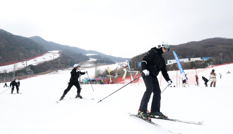 곤지암리조트 스키장이 개장한 10일 경기 광주시 곤지암리조트 스키장을 찾은 시민들이 시민들이 스키와 보드를 타며 겨울을 만끽하고 있다. 2025.12.10/뉴스1 ⓒ News1 김영운 기자
