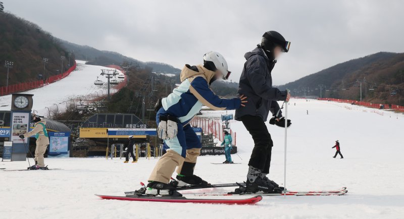 곤지암리조트 스키장이 개장한 10일 경기 광주시 곤지암리조트 스키장을 찾은 시민들이 시민들이 스키와 보드를 타며 겨울을 만끽하고 있다. 2025.12.10/뉴스1 ⓒ News1 김영운 기자