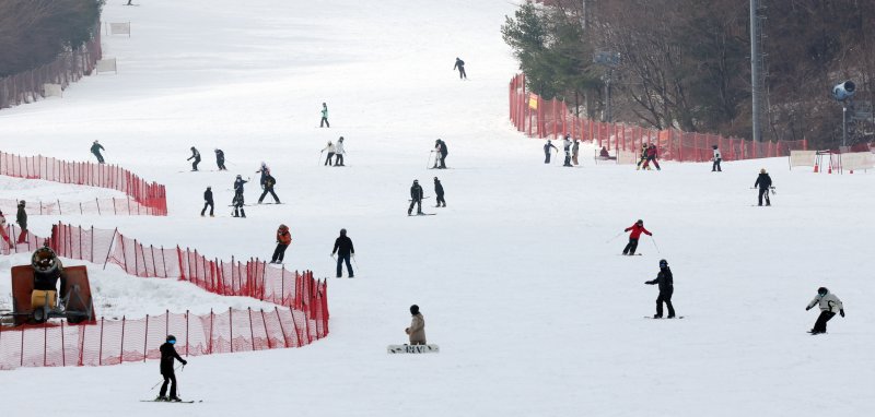 곤지암리조트 스키장이 개장한 10일 경기 광주시 곤지암리조트 스키장을 찾은 시민들이 시민들이 스키와 보드를 타며 겨울을 만끽하고 있다. 2025.12.10/뉴스1 ⓒ News1 김영운 기자