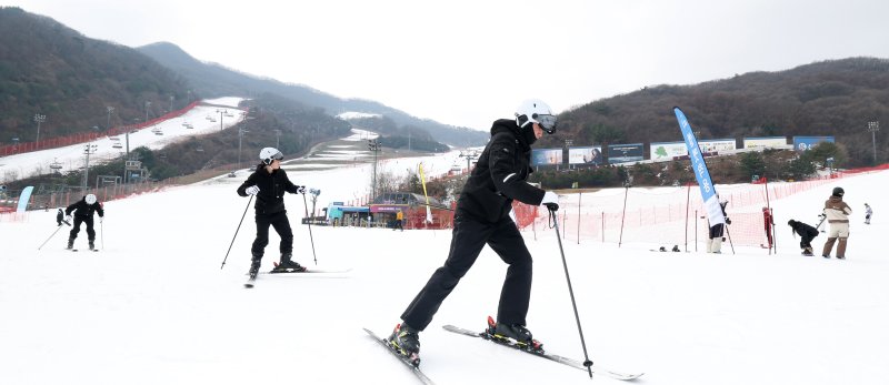 곤지암리조트 스키장이 개장한 10일 경기 광주시 곤지암리조트 스키장을 찾은 시민들이 시민들이 스키와 보드를 타며 겨울을 만끽하고 있다. 2025.12.10/뉴스1 ⓒ News1 김영운 기자