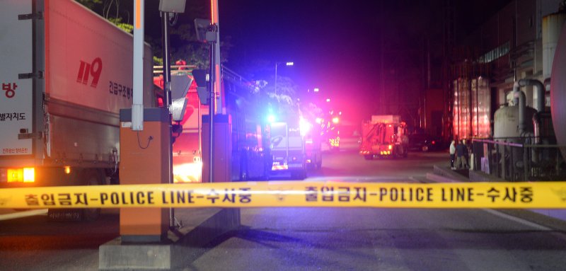 [전주=뉴시스] 김얼 기자 = 지난해 5월2일 전북 전주시 전주리사이클링센터에서 원인불명의 가스 폭발사고가 발생해 입구에 경찰통제선이 걸려 있다. 2024.05.02. pmkeul@newsis.com