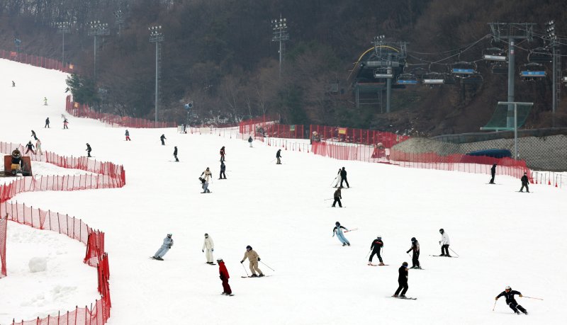 곤지암리조트 스키장이 개장한 10일 경기 광주시 곤지암리조트 스키장을 찾은 시민들이 시민들이 스키와 보드를 타며 겨울을 만끽하고 있다. 2025.12.10/뉴스1 ⓒ News1 김영운 기자