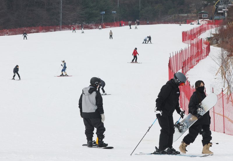 곤지암리조트 스키장이 개장한 10일 경기 광주시 곤지암리조트 스키장을 찾은 시민들이 시민들이 스키와 보드를 타며 겨울을 만끽하고 있다. 2025.12.10/뉴스1 ⓒ News1 김영운 기자
