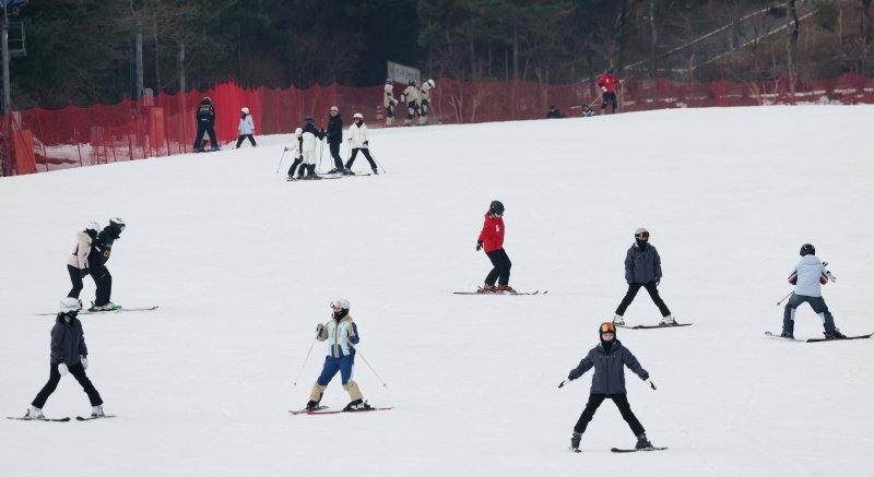 곤지암리조트 스키장이 개장한 10일 경기 광주시 곤지암리조트 스키장을 찾은 시민들이 시민들이 스키와 보드를 타며 겨울을 만끽하고 있다. 2025.12.10/뉴스1 ⓒ News1 김영운 기자