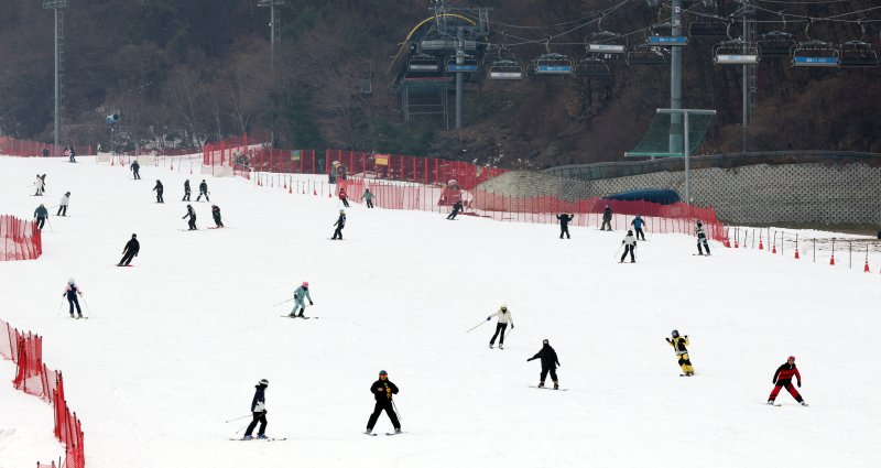 곤지암리조트 스키장이 개장한 10일 경기 광주시 곤지암리조트 스키장을 찾은 시민들이 시민들이 스키와 보드를 타며 겨울을 만끽하고 있다. 2025.12.10/뉴스1 ⓒ News1 김영운 기자