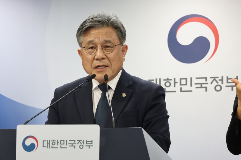 [서울=뉴시스] 김명원 기자 = 허민 국가유산청장이 10일 오전 서울 종로구 정부서울청사에서 오는 2026년 7월 부산에서 개회되는 K-헤리티지 전 세계 확산 위한 '제48차 유네스코 세계유산위원회 추진 계획'을 발표하고 있다. 허민 청장은 "이번 계획에는 최근 '케이팝 데몬 헌터스의 인기와 함께 K-팝, K-푸드, K-뷰티 등 다양하 분야의 K-컬처의 글로벌 열풍을 이어 나가기 위하여 그 근간이 되는 K-헤리티지에 대한 국제적 관심을 확산하는 기회가 될 세계유산위원회의 성공적 개회를 위한 세부전략이 포함되어 있다"고 밝혔다. 20