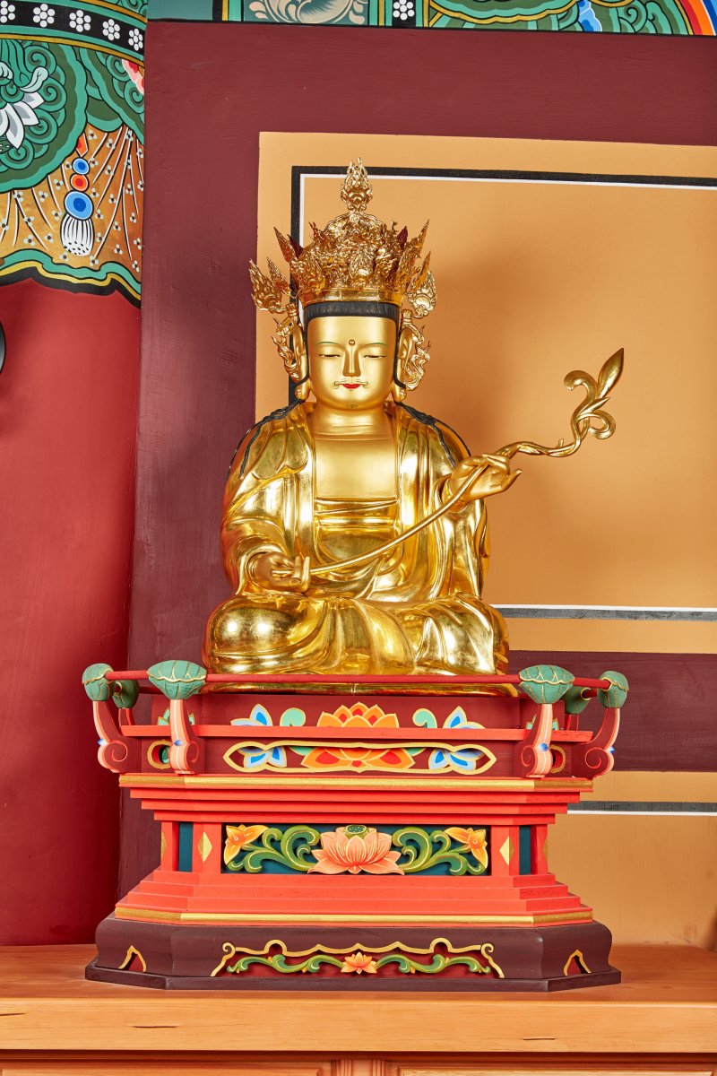 서귀포 구룡사 대웅전 목조보살좌상.(제주도 제공. 재판매 및 DB 금지)/뉴스1