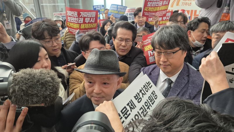 [서울=뉴시스] 전상우 수습기자 = 안창호 국가인권위원회 위원장이 10일 세계인권선언 77주년 인권의 날 기념식에 참석하기 위해 행사장 입구에 도착했으나, 위원장직 사퇴를 촉구하는 시민단체에 막혀 입장하지 못하고 있다. 2025.12.10. swoo@newsis.com *재판매 및 DB 금지