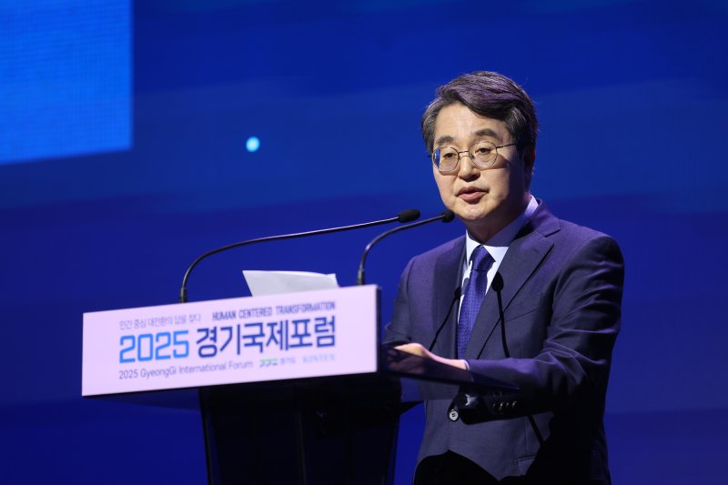 [수원=뉴시스] 10일 오전 킨텍스 제2전시장에서 열린 2025 경기국제포럼에서 김동연 지사가 개회사를 하고 있다. (사진=경기도 제공) 2025.12.10. photo@newsis.com *재판매 및 DB 금지