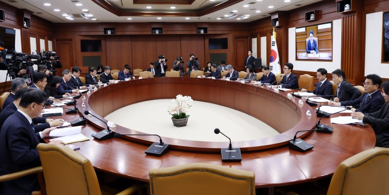 [서울=뉴시스] 추상철 기자 = 김민석 국무총리가 10일 오전 서울 종로구 정부서울청사에서 열린 국가정책조정회의에서 발언하고 있다. 2025.12.10. scchoo@newsis.com