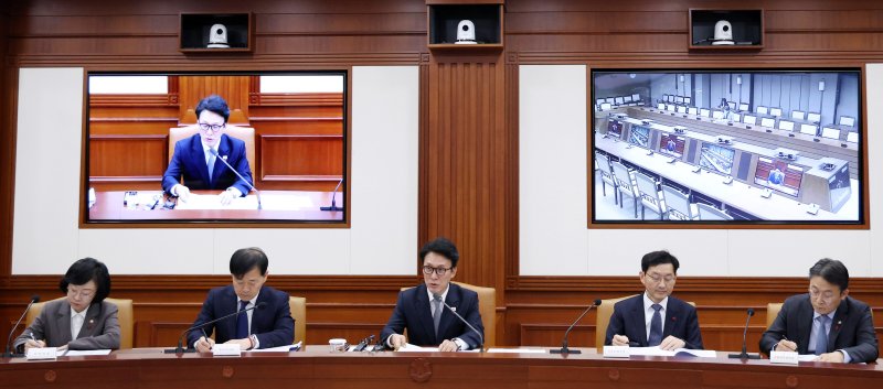 [서울=뉴시스] 추상철 기자 = 김민석 국무총리가 10일 오전 서울 종로구 정부서울청사에서 열린 국가정책조정회의에서 발언하고 있다. 2025.12.10. scchoo@newsis.com