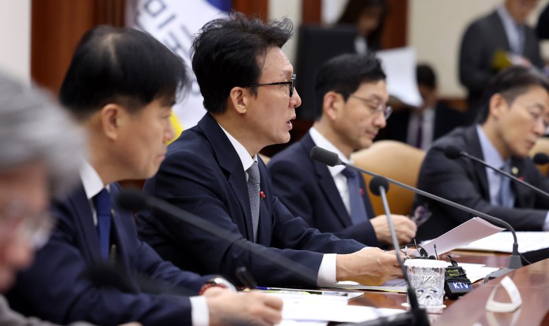[서울=뉴시스] 추상철 기자 = 김민석 국무총리가 10일 오전 서울 종로구 정부서울청사에서 열린 국가정책조정회의에서 발언하고 있다. 2025.12.10. scchoo@newsis.com