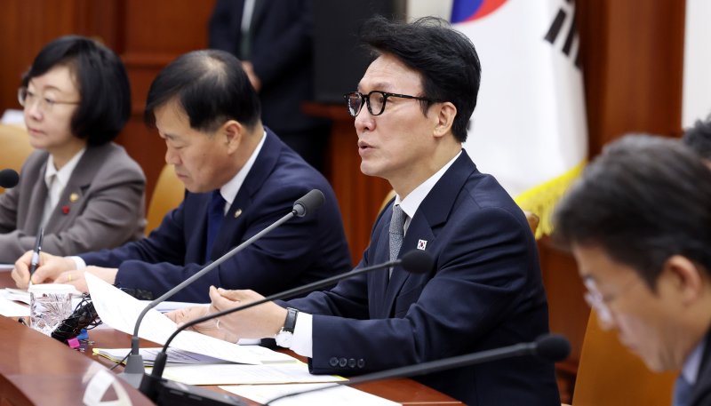 [서울=뉴시스] 추상철 기자 = 김민석 국무총리가 10일 오전 서울 종로구 정부서울청사에서 열린 국가정책조정회의에서 발언하고 있다. 2025.12.10. scchoo@newsis.com