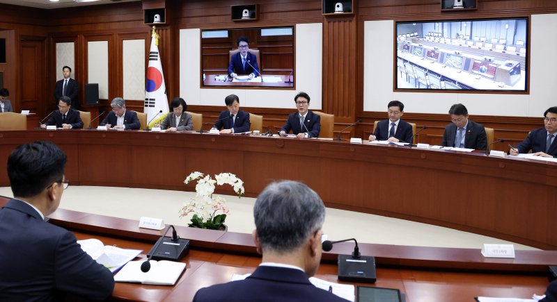 [서울=뉴시스] 추상철 기자 = 김민석 국무총리가 10일 오전 서울 종로구 정부서울청사에서 열린 국가정책조정회의에서 발언하고 있다. 2025.12.10. scchoo@newsis.com