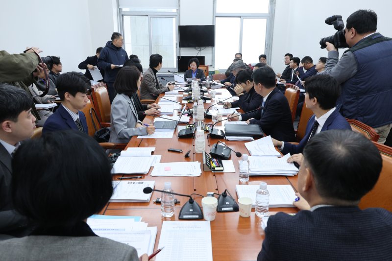 김현 소위원장이 10일 서울 여의도 국회에서 열린 과학기술정보방송통신위원회 정보통신방송법안심사소위원회를 주재하고 있다. 2025.12.10/뉴스1 ⓒ News1 신웅수 기자