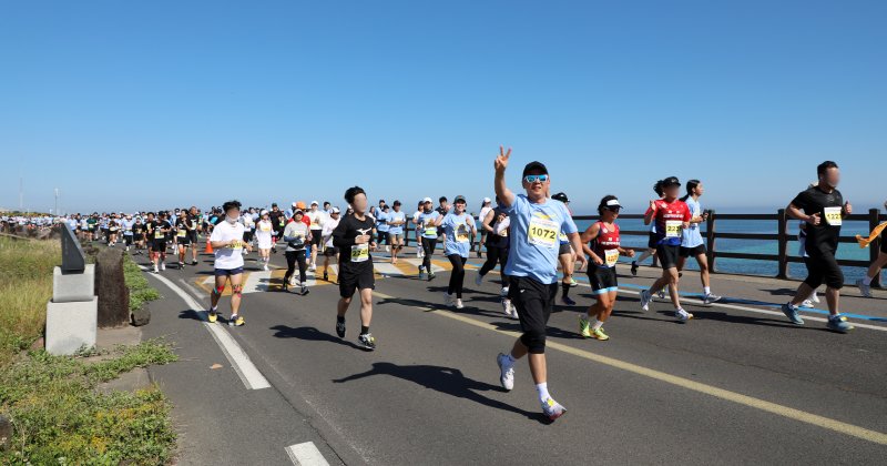 제주특별자치도가 주최하고 사단법인 제주특별자치도관광협회가 주관으로 열린 '제28회 제주국제관광마라톤축제' 참가자들이 제주시 구좌읍 해맞이해안로를 달리고 있다. 2024.5.19./뉴스1 ⓒ News1 오미란 기자