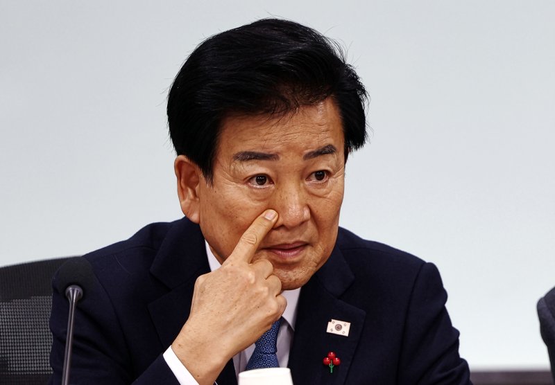 정동영 통일부 장관이 지난 10일 서울 여의도 국회 의원회관에서 열린 'AI G3 강국 신기술 전략 조찬 포럼'에서 얼굴을 만지고 있다. 뉴시스