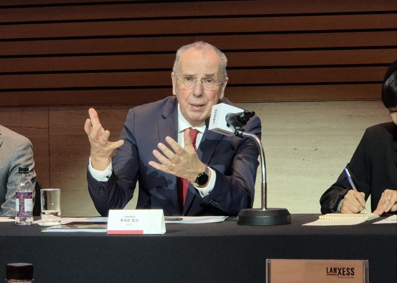 후버트 핑크(Hubert Fink) 독일 랑세스 그룹 경영이사회 이사 겸 부회장이 10일 서울 여의도 FKI타워에서 열린 창립 20주년 기자간담회에서 발언하고 있다. 2025.12.10/뉴스1 ⓒ News1 최동현 기자