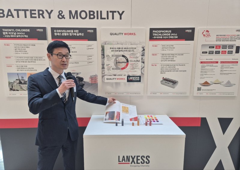 랑세스 코리아 관계자가 10일 서울 여의도 FKI타워에서 열린 '랑세스 설루션스 데이 서울'에서 배터리 및 모빌리티 관련 제품 포트폴리오를 설명하고 있다.2025.12.10/뉴스1 ⓒ News1 최동현 기자