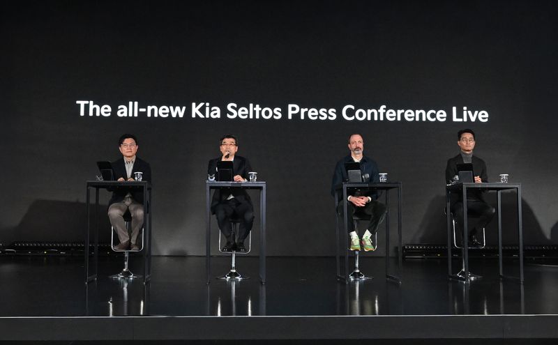 류창승 기아 고객경험본부장 전무(왼쪽부터), 송호성 기아 사장, 카림 하비브 기아 글로벌디자인담당 부사장, 서하준 기아 국내상품실장 상무가 9일 열린 '디 올 뉴 셀토스 온라인 미디어 컨퍼런스'에서 질의응답을 하는 모습. 기아 제공.