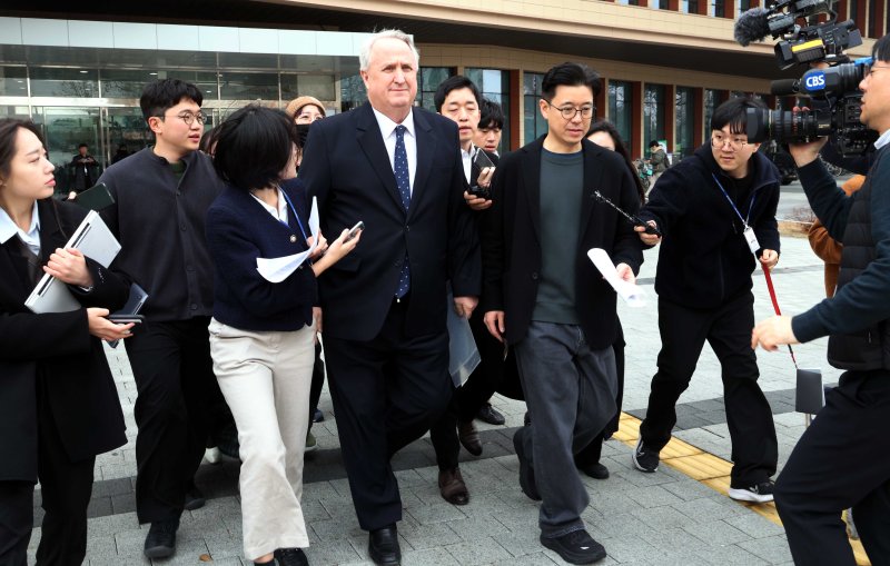 [서울=뉴시스] 조성봉 기자= 인요한 국민의힘 의원이 10일 오전 서울 여의도 국회 소통관에서 의원직 사퇴 기자회견을 마치고 취재진에게 질문세례를 받고 있다.2025.12.10. suncho21@newsis.com