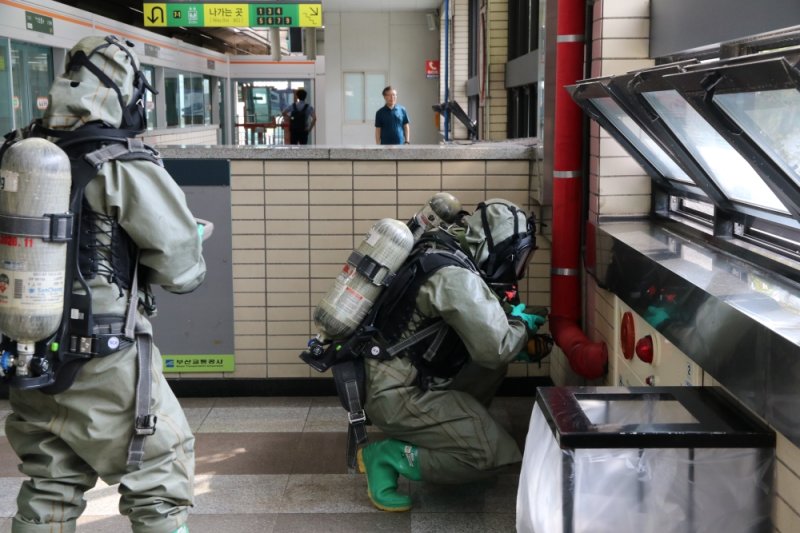 [부산=뉴시스] 부산교통공사는 27일 사하구 부산도시철도 1호선 신평역 일대에서 지진 및 도시철도 내 배터리 화재 등 복합 재난 대응 합동 훈련을 열었다. (사진=부산교통공사 제공) *재판매 및 DB 금지