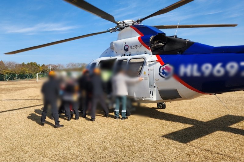 [제주=뉴시스] 10일 오전 제주 서귀포시 표선면 한 축사에서 추락 사고를 당한 60대가 닥터헬기에 의해 이송되고 있다. (사진=제주소방안전본부 제공) 2025.12.10. photo@newsis.com