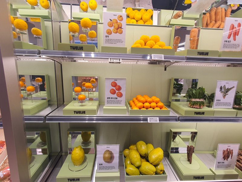 '하우스오브신세계 청담' 지하 1층 식품관 '트웰브(TWELVE)' 내에 전시된 식료품.