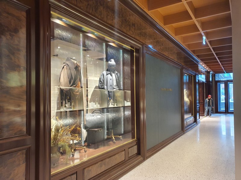 '하우스오브신세계 청담' 지상 1층 남성복 브랜드 '맨온더분'.